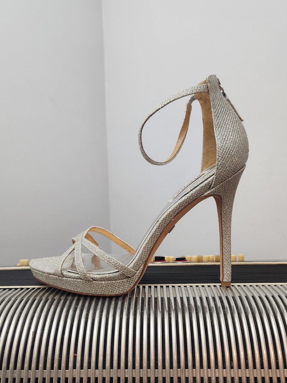 GORGEOUS BARELY WORN BADGLEY MISCHKA SILVER HEELS SIZE 8.5
